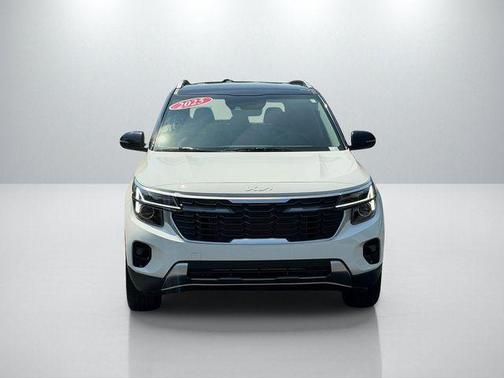 Clear White / Black Roof 2025 Kia Seltos S