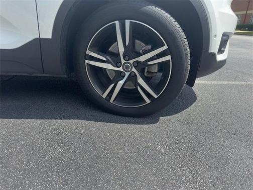 2022 Volvo XC40 T5 R-Design