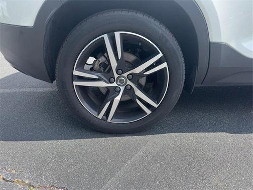 2022 Volvo XC40 T5 R-Design