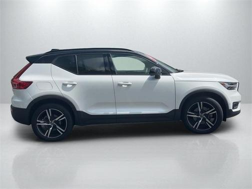 2022 Volvo XC40 T5 R-Design
