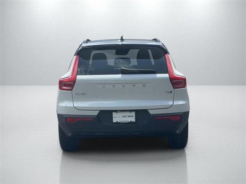 2022 Volvo XC40 T5 R-Design