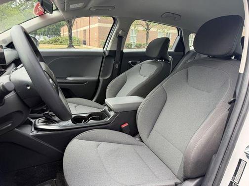 Snow White Pearl 2025 Kia K4