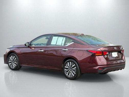 Garnet Pearl Me 2024 Nissan Altima 2.5 SV