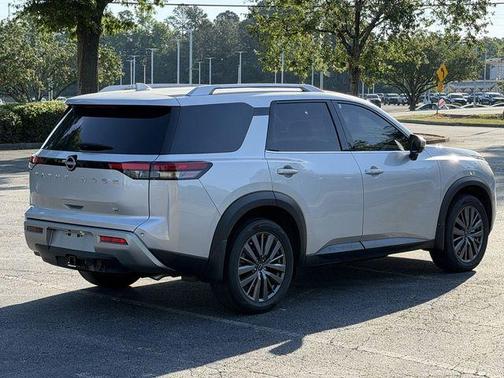 Brilliant Silver Metallic 2025 Nissan Pathfinder SL