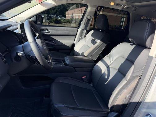 Brilliant Silver Metallic 2025 Nissan Pathfinder SL