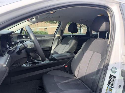 Glacial White Pearl 2022 Kia K5 LX