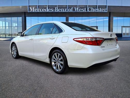 Blizzard Pearl 2017 Toyota Camry XLE