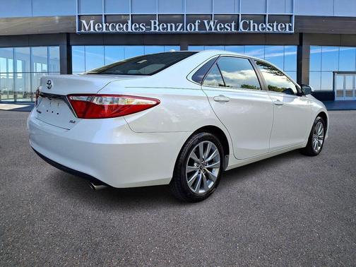 Blizzard Pearl 2017 Toyota Camry XLE