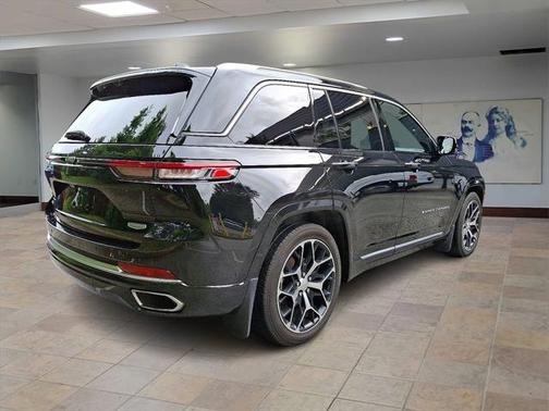 2022 Jeep Grand Cherokee Summit