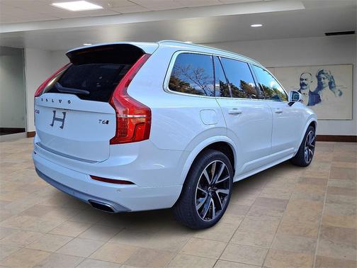 2020 Volvo XC90 T6 Momentum