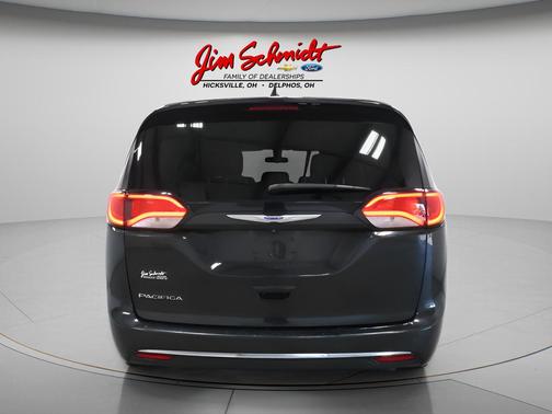 Brilliant Black Crystal Pearlcoat 2018 Chrysler Pacifica Touring-L