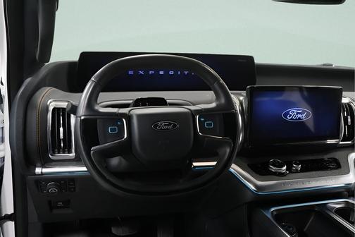 Star White 2025 Ford Expedition Tremor