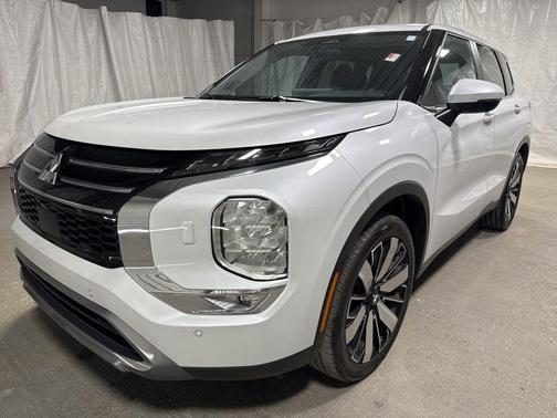 White Diamond 2025 Mitsubishi Outlander SE