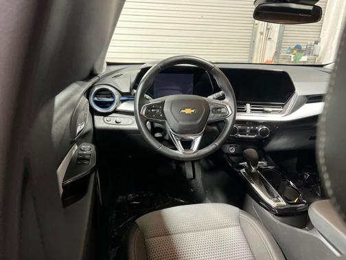 Sterling Gray Metallic 2025 Chevrolet Trax LT