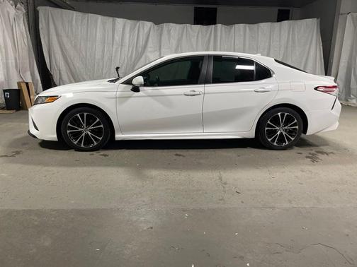 Super White 2020 Toyota Camry SE