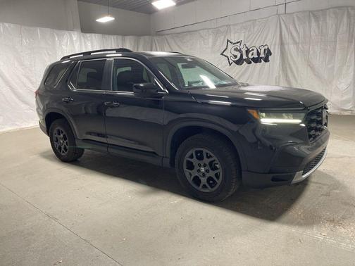 Crystal Black Pearl 2025 Honda Pilot TrailSport