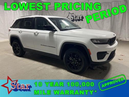 Bright White Clearcoat 2025 Jeep Grand Cherokee Laredo