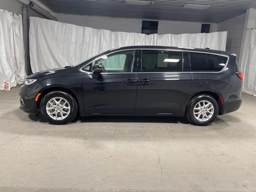 2023 Chrysler Pacifica Touring-L