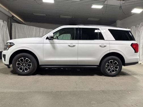 Oxford White 2024 Ford Expedition XLT