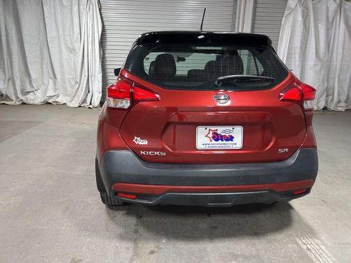 Cayenne Red / Super Black 2019 Nissan Kicks SR
