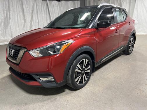 Cayenne Red / Super Black 2019 Nissan Kicks SR
