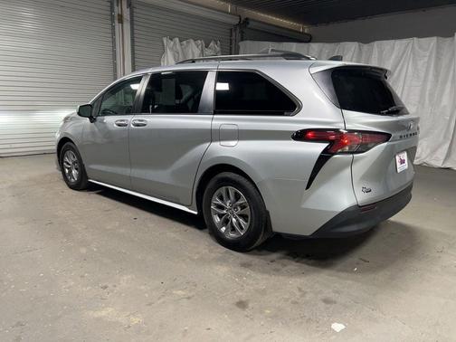 2022 Toyota Sienna LE