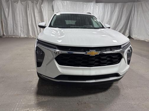 Summit White 2025 Chevrolet Trax LT