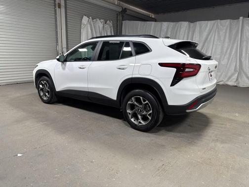 Summit White 2025 Chevrolet Trax LT