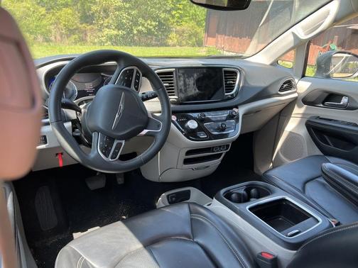 2023 Chrysler Pacifica Touring-L