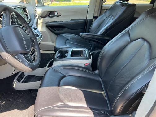 2023 Chrysler Pacifica Touring-L