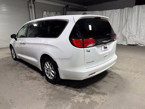 Bright White Clearcoat 2022 Chrysler Voyager LX