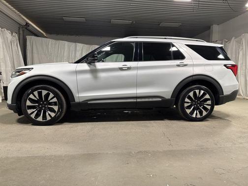Oxford White 2025 Ford Explorer Platinum