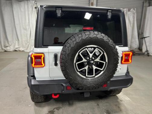 Bright White Clearcoat 2025 Jeep Wrangler Rubicon