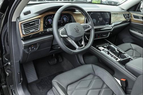 2025 Volkswagen Atlas 2.0T SE w/Technology 4MOTION