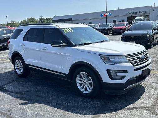 White 2016 Ford Explorer XLT