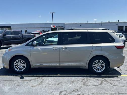 2017 Toyota Sienna XLE