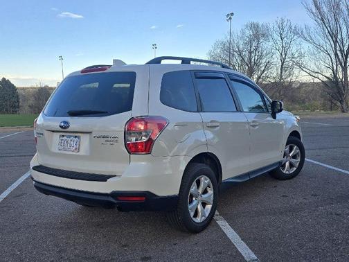 Crystal White Pearl 2016 Subaru Forester 2.5i Premium