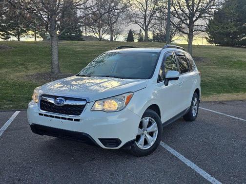 Crystal White Pearl 2016 Subaru Forester 2.5i Premium