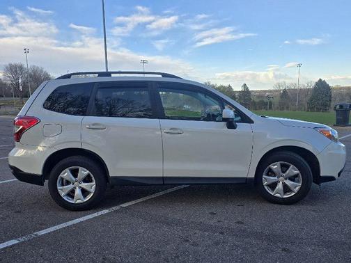Crystal White Pearl 2016 Subaru Forester 2.5i Premium