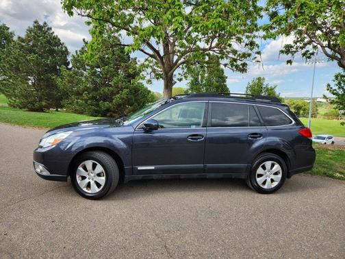 Graphite Gray Metallic 2011 Subaru Outback 2.5 i Premium
