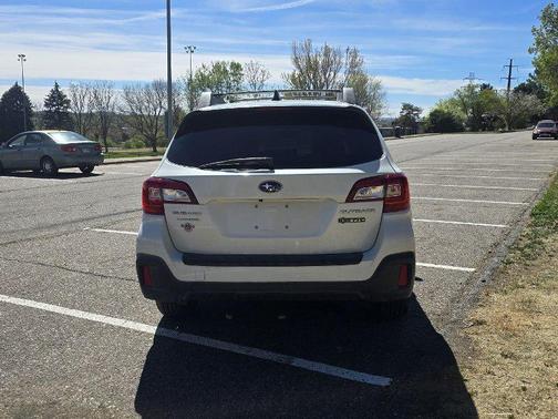 Crystal White Pearl 2019 Subaru Outback 2.5i Premium