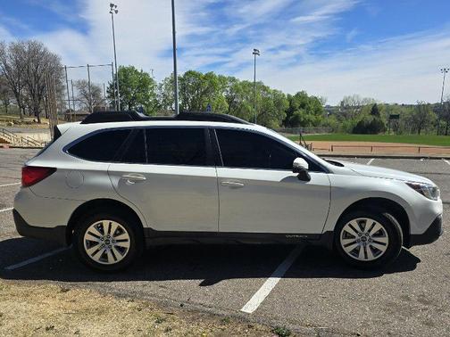 Crystal White Pearl 2019 Subaru Outback 2.5i Premium