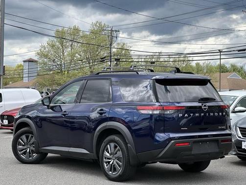 2022 Nissan Pathfinder SV