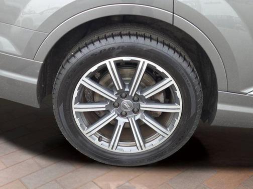 Graphite Gray Metallic 2017 Audi Q7 3.0T Premium Plus