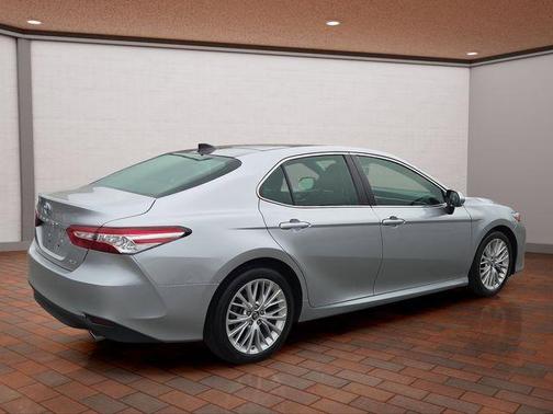 Celestial Silver Metallic 2018 Toyota Camry XLE