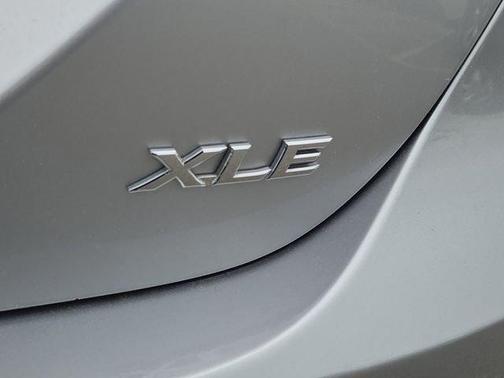 Celestial Silver Metallic 2018 Toyota Camry XLE