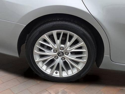 Celestial Silver Metallic 2018 Toyota Camry XLE