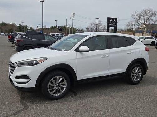 Dazzling White 2018 Hyundai TUCSON SE