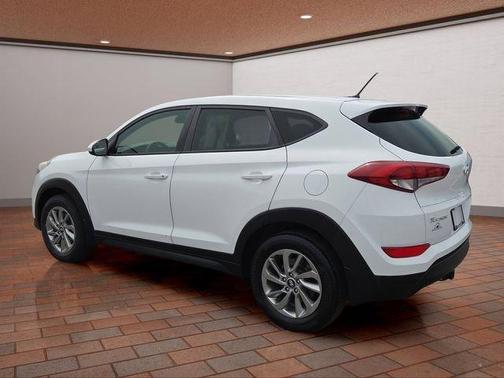 Dazzling White 2018 Hyundai TUCSON SE