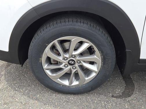 Dazzling White 2018 Hyundai TUCSON SE
